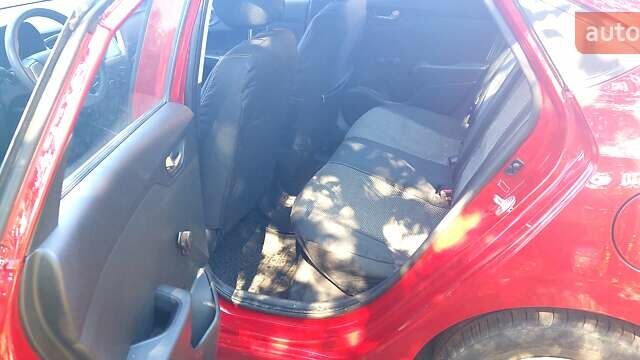 Красный Хендай Акцент, объемом двигателя 1.37 л и пробегом 144 тыс. км за 9600 $, фото 2 на Automoto.ua