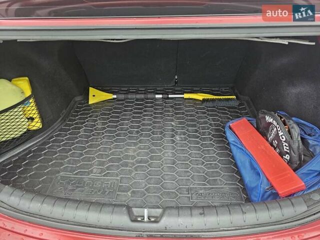 Красный Хендай Акцент, объемом двигателя 1.6 л и пробегом 130 тыс. км за 9200 $, фото 14 на Automoto.ua