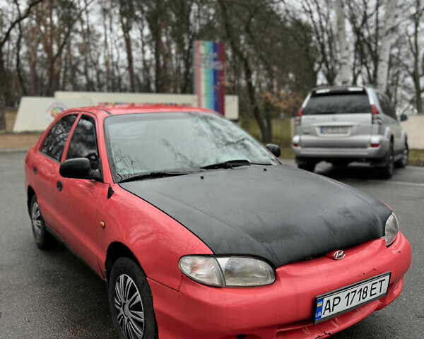 Красный Хендай Акцент, объемом двигателя 1.3 л и пробегом 300 тыс. км за 1200 $, фото 4 на Automoto.ua