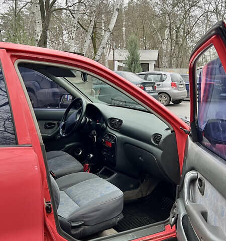 Красный Хендай Акцент, объемом двигателя 1.3 л и пробегом 300 тыс. км за 1200 $, фото 9 на Automoto.ua