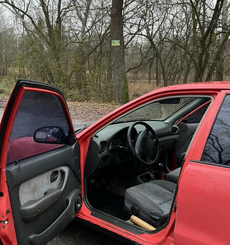 Красный Хендай Акцент, объемом двигателя 1.3 л и пробегом 300 тыс. км за 1200 $, фото 14 на Automoto.ua