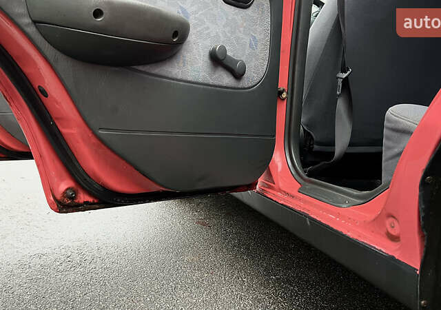 Красный Хендай Акцент, объемом двигателя 1.3 л и пробегом 300 тыс. км за 1200 $, фото 5 на Automoto.ua