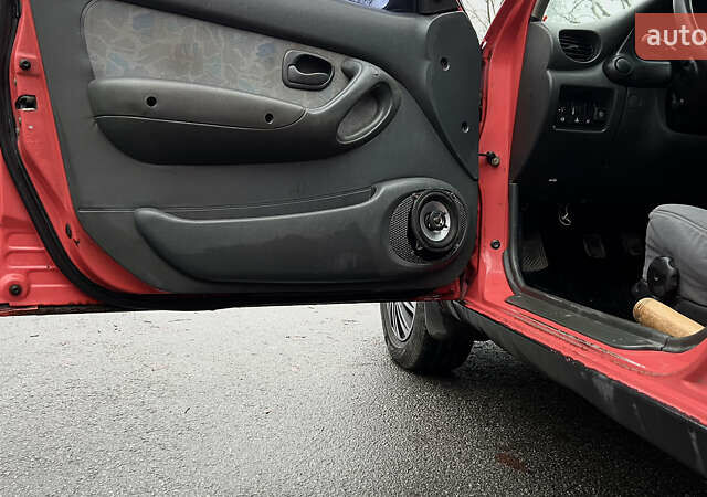 Красный Хендай Акцент, объемом двигателя 1.3 л и пробегом 300 тыс. км за 1200 $, фото 6 на Automoto.ua