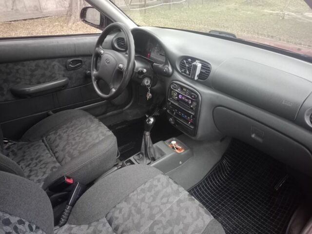 Червоний Хендай Акцент, об'ємом двигуна 1.4 л та пробігом 200 тис. км за 1250 $, фото 9 на Automoto.ua