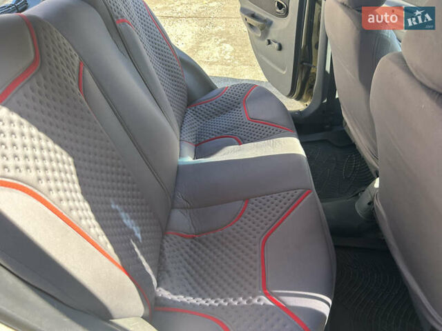 Желтый Хендай Акцент, объемом двигателя 1.34 л и пробегом 380 тыс. км за 1450 $, фото 3 на Automoto.ua