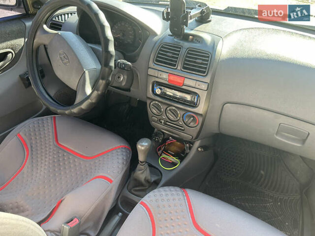 Желтый Хендай Акцент, объемом двигателя 1.34 л и пробегом 380 тыс. км за 1450 $, фото 2 на Automoto.ua