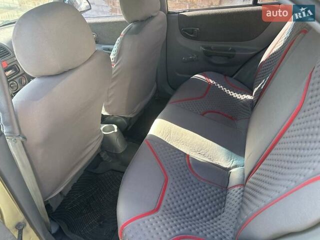 Желтый Хендай Акцент, объемом двигателя 1.3 л и пробегом 380 тыс. км за 1750 $, фото 4 на Automoto.ua