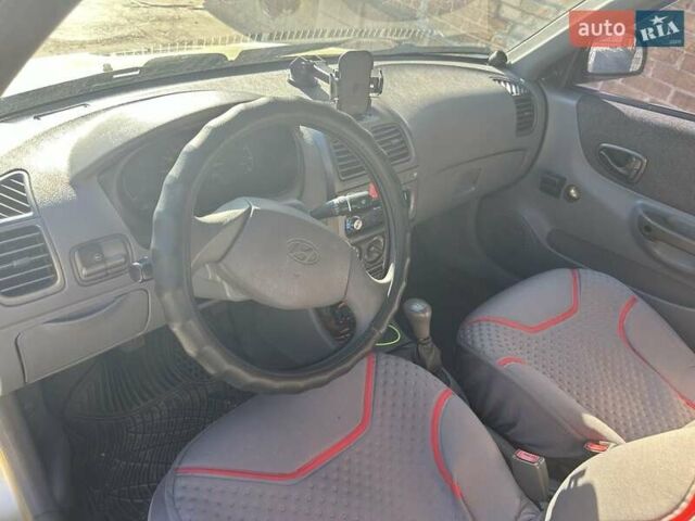 Желтый Хендай Акцент, объемом двигателя 1.3 л и пробегом 380 тыс. км за 1750 $, фото 2 на Automoto.ua