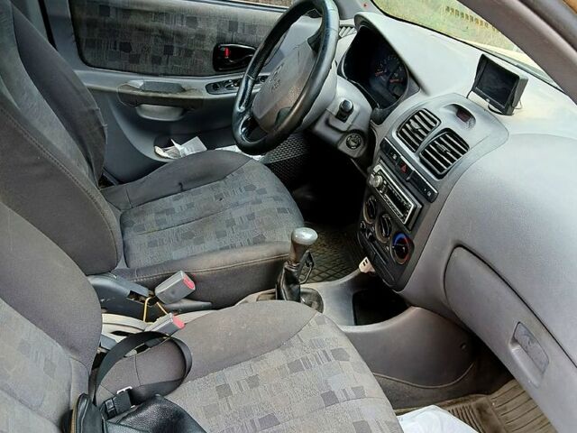 Желтый Хендай Акцент, объемом двигателя 1.5 л и пробегом 361 тыс. км за 1800 $, фото 5 на Automoto.ua