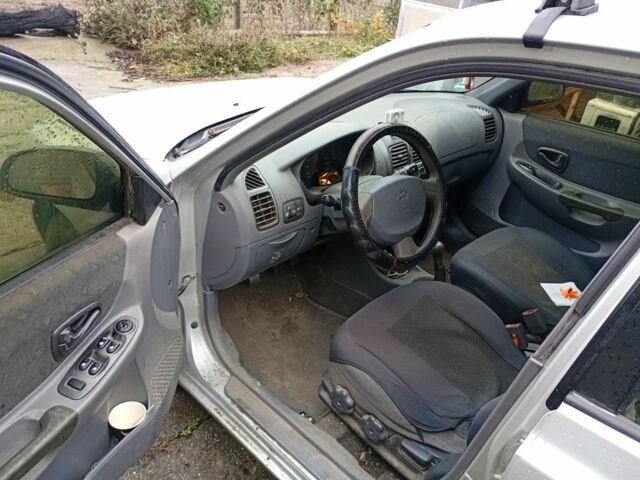 Серый Хендай Акцент, объемом двигателя 1.3 л и пробегом 440 тыс. км за 2500 $, фото 5 на Automoto.ua