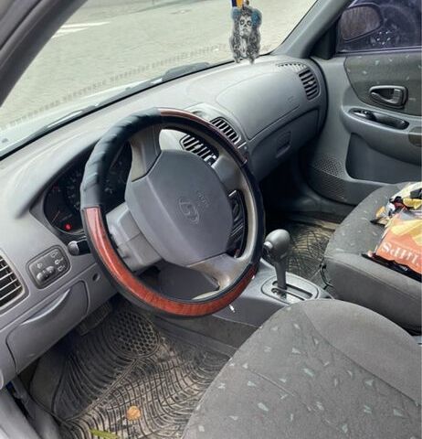 Серый Хендай Акцент, объемом двигателя 1.3 л и пробегом 180 тыс. км за 1999 $, фото 2 на Automoto.ua