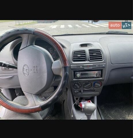 Серый Хендай Акцент, объемом двигателя 1.3 л и пробегом 180 тыс. км за 1999 $, фото 1 на Automoto.ua