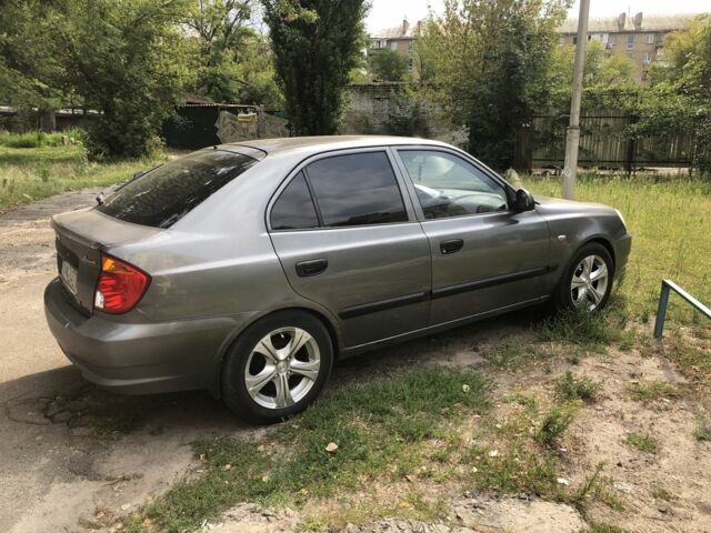 Серый Хендай Акцент, объемом двигателя 1.3 л и пробегом 280 тыс. км за 1200 $, фото 1 на Automoto.ua