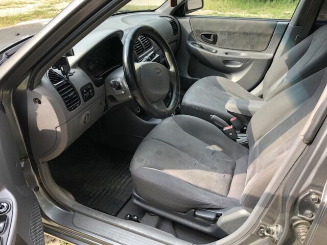 Серый Хендай Акцент, объемом двигателя 1.3 л и пробегом 280 тыс. км за 1100 $, фото 7 на Automoto.ua