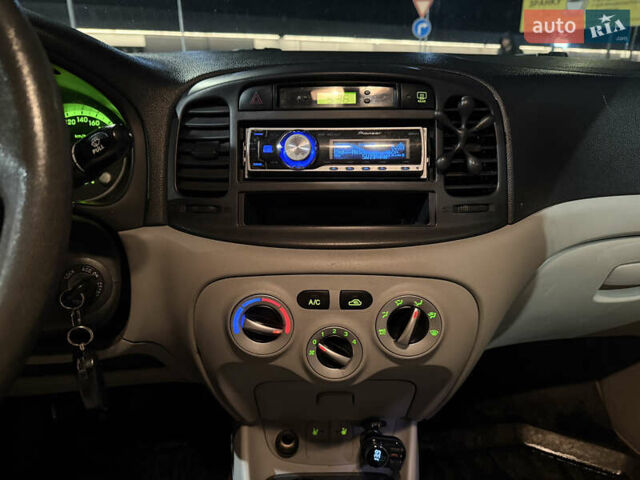 Серый Хендай Акцент, объемом двигателя 1.49 л и пробегом 280 тыс. км за 3800 $, фото 10 на Automoto.ua