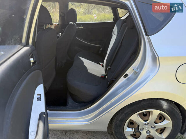 Серый Хендай Акцент, объемом двигателя 1.4 л и пробегом 205 тыс. км за 6500 $, фото 6 на Automoto.ua