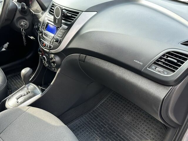 Серый Хендай Акцент, объемом двигателя 1.6 л и пробегом 99 тыс. км за 7600 $, фото 7 на Automoto.ua