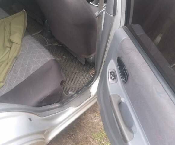 Серый Хендай Акцент, объемом двигателя 1.6 л и пробегом 330 тыс. км за 1500 $, фото 11 на Automoto.ua