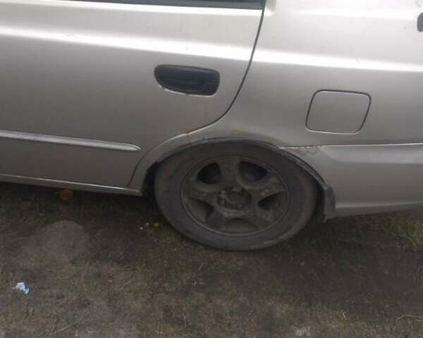 Серый Хендай Акцент, объемом двигателя 1.6 л и пробегом 330 тыс. км за 1500 $, фото 5 на Automoto.ua