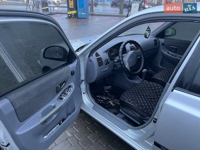 Сірий Хендай Акцент, об'ємом двигуна 1.49 л та пробігом 323 тис. км за 3199 $, фото 7 на Automoto.ua