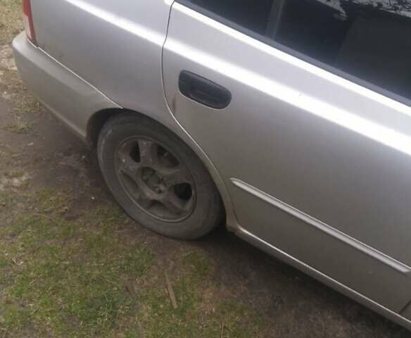 Серый Хендай Акцент, объемом двигателя 1.6 л и пробегом 330 тыс. км за 1500 $, фото 2 на Automoto.ua