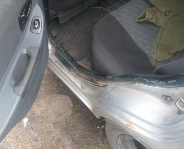 Серый Хендай Акцент, объемом двигателя 1.6 л и пробегом 330 тыс. км за 1500 $, фото 7 на Automoto.ua