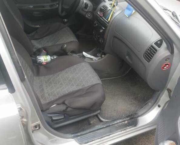 Серый Хендай Акцент, объемом двигателя 1.6 л и пробегом 330 тыс. км за 1500 $, фото 12 на Automoto.ua