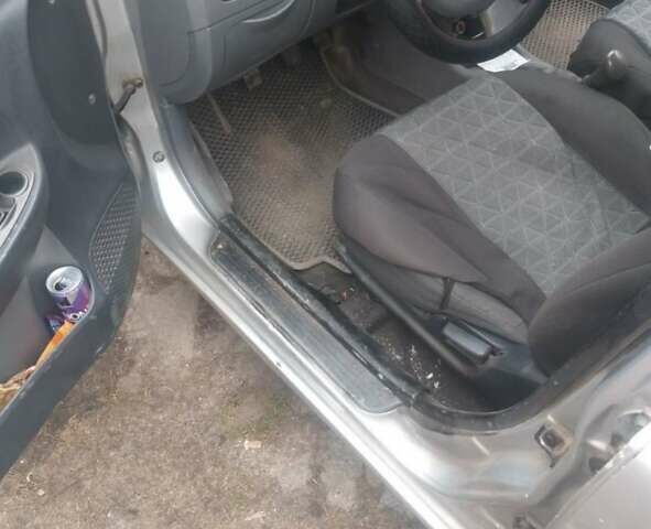 Серый Хендай Акцент, объемом двигателя 1.6 л и пробегом 330 тыс. км за 1500 $, фото 6 на Automoto.ua