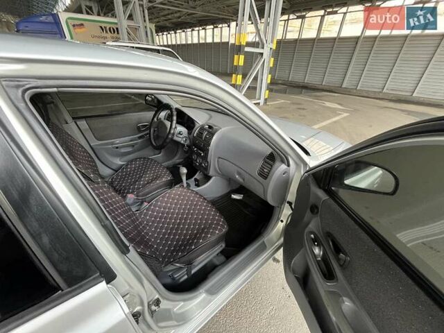 Сірий Хендай Акцент, об'ємом двигуна 1.49 л та пробігом 323 тис. км за 3599 $, фото 11 на Automoto.ua