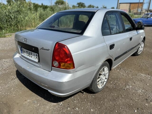 Серый Хендай Акцент, объемом двигателя 1.3 л и пробегом 229 тыс. км за 2200 $, фото 3 на Automoto.ua