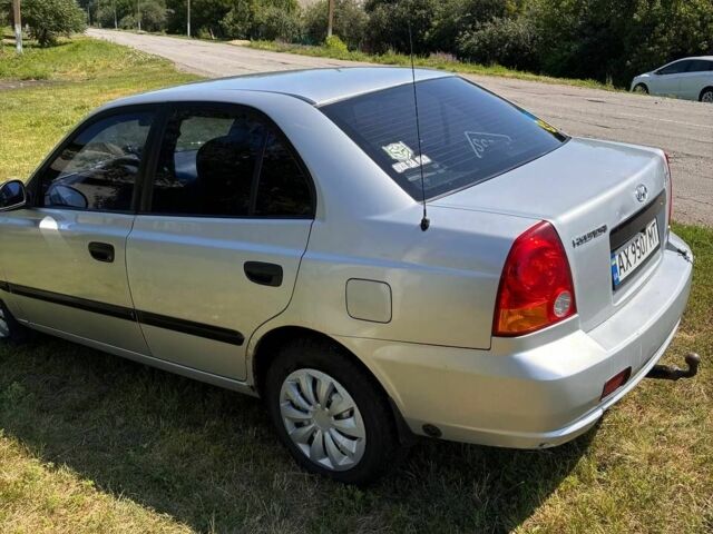 Серый Хендай Акцент, объемом двигателя 1.3 л и пробегом 300 тыс. км за 2800 $, фото 3 на Automoto.ua