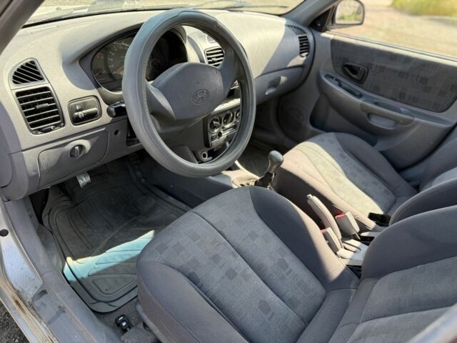 Серый Хендай Акцент, объемом двигателя 1.3 л и пробегом 229 тыс. км за 2200 $, фото 8 на Automoto.ua