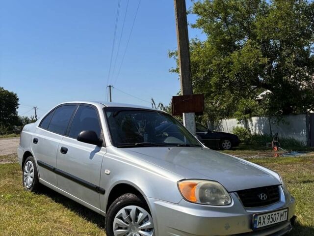 Серый Хендай Акцент, объемом двигателя 1.3 л и пробегом 300 тыс. км за 2800 $, фото 1 на Automoto.ua