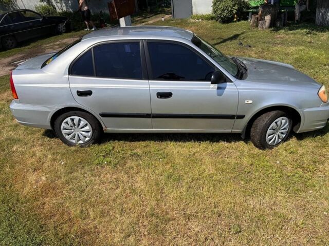 Серый Хендай Акцент, объемом двигателя 1.3 л и пробегом 300 тыс. км за 2800 $, фото 2 на Automoto.ua