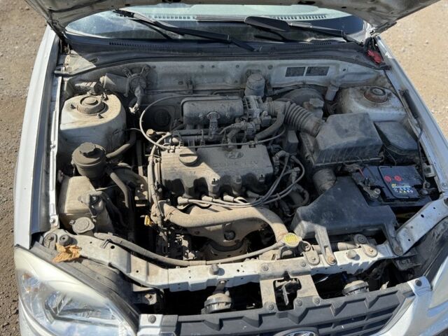 Серый Хендай Акцент, объемом двигателя 1.3 л и пробегом 229 тыс. км за 2200 $, фото 7 на Automoto.ua