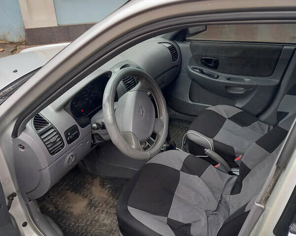 Серый Хендай Акцент, объемом двигателя 1.5 л и пробегом 170 тыс. км за 3000 $, фото 5 на Automoto.ua