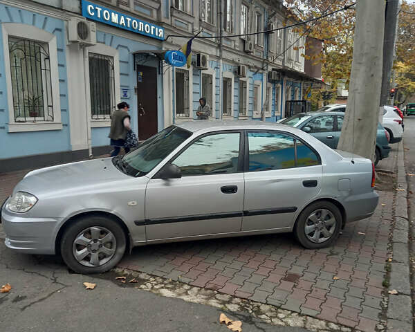 Серый Хендай Акцент, объемом двигателя 1.5 л и пробегом 170 тыс. км за 3000 $, фото 2 на Automoto.ua