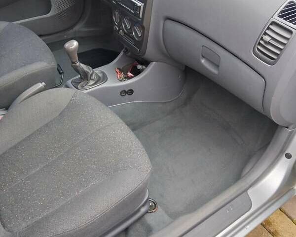 Серый Хендай Акцент, объемом двигателя 1.5 л и пробегом 218 тыс. км за 3250 $, фото 9 на Automoto.ua