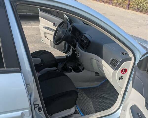 Серый Хендай Акцент, объемом двигателя 1.4 л и пробегом 118 тыс. км за 5000 $, фото 9 на Automoto.ua