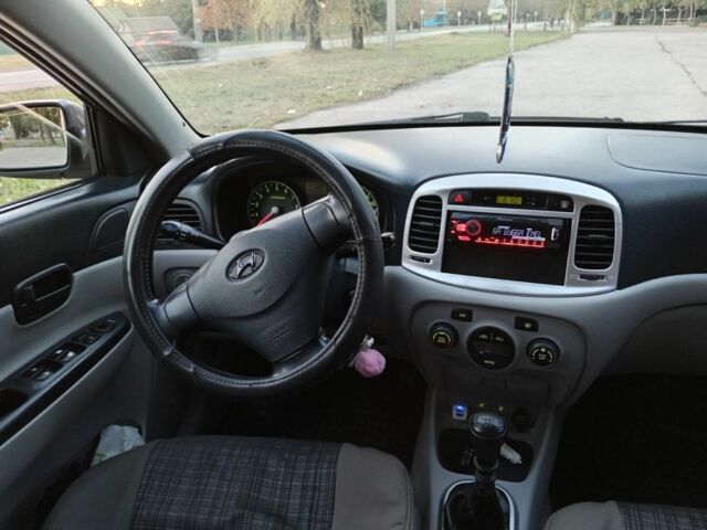 Серый Хендай Акцент, объемом двигателя 1.6 л и пробегом 266 тыс. км за 3700 $, фото 5 на Automoto.ua