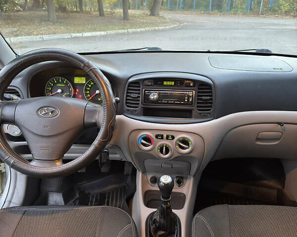 Сірий Хендай Акцент, об'ємом двигуна 1.4 л та пробігом 181 тис. км за 4800 $, фото 13 на Automoto.ua