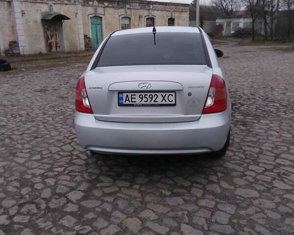 Серый Хендай Акцент, объемом двигателя 1.4 л и пробегом 235 тыс. км за 5600 $, фото 3 на Automoto.ua