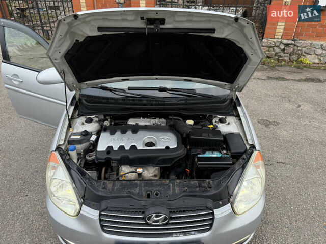Сірий Хендай Акцент, об'ємом двигуна 1.6 л та пробігом 177 тис. км за 5900 $, фото 20 на Automoto.ua