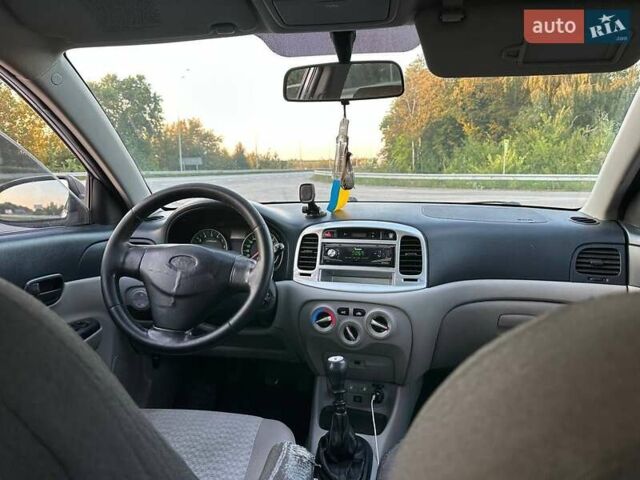 Серый Хендай Акцент, объемом двигателя 1.4 л и пробегом 329 тыс. км за 3600 $, фото 4 на Automoto.ua