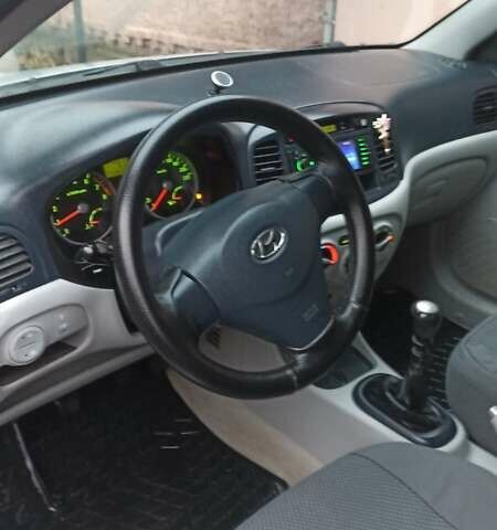 Серый Хендай Акцент, объемом двигателя 1.4 л и пробегом 228 тыс. км за 4400 $, фото 7 на Automoto.ua