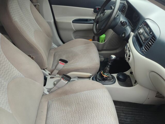 Серый Хендай Акцент, объемом двигателя 1.4 л и пробегом 234 тыс. км за 5000 $, фото 3 на Automoto.ua