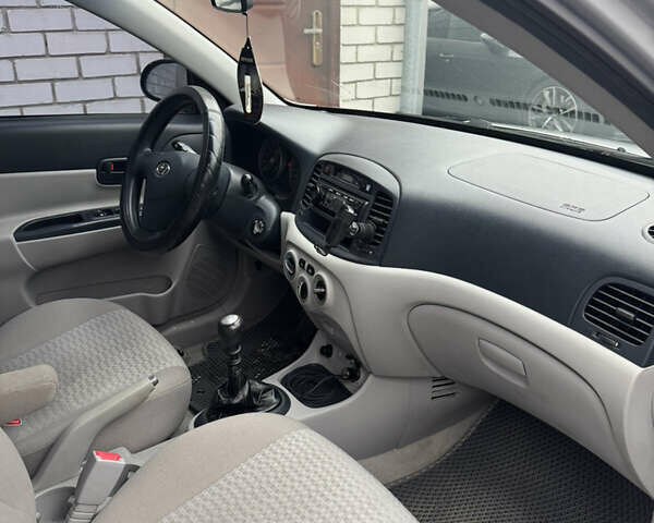 Серый Хендай Акцент, объемом двигателя 1.4 л и пробегом 165 тыс. км за 4900 $, фото 10 на Automoto.ua