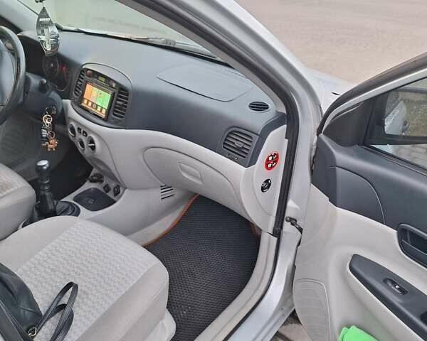 Серый Хендай Акцент, объемом двигателя 1.4 л и пробегом 145 тыс. км за 4800 $, фото 3 на Automoto.ua