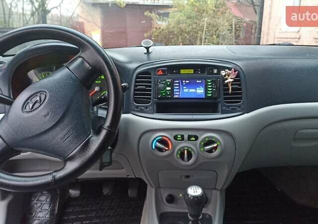 Серый Хендай Акцент, объемом двигателя 1.4 л и пробегом 228 тыс. км за 4400 $, фото 11 на Automoto.ua