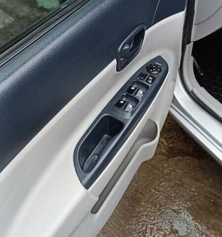 Серый Хендай Акцент, объемом двигателя 1.4 л и пробегом 228 тыс. км за 4400 $, фото 9 на Automoto.ua